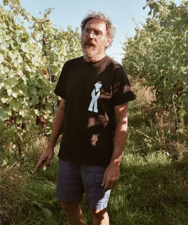 Winzer Patrick Meyer in seinem Weingarten im Elsass
