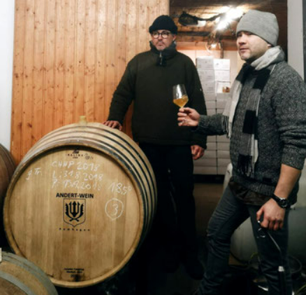 Michael und Erich Andert in ihrem Weinkeller in Pamhagen