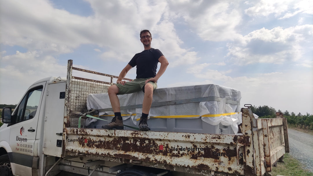 Winzer Alexandre Wallimann von The Office in seinem Weingarten in der Loire in Frankreich