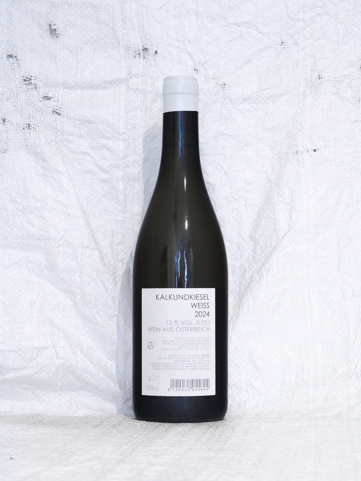 Flaschen Seitenansicht Kalk & Kiesel 2024 von Claus Preisinger mit Fokus auf die Rebsorten und den Kalkstein-Boden-Bezug im Text.