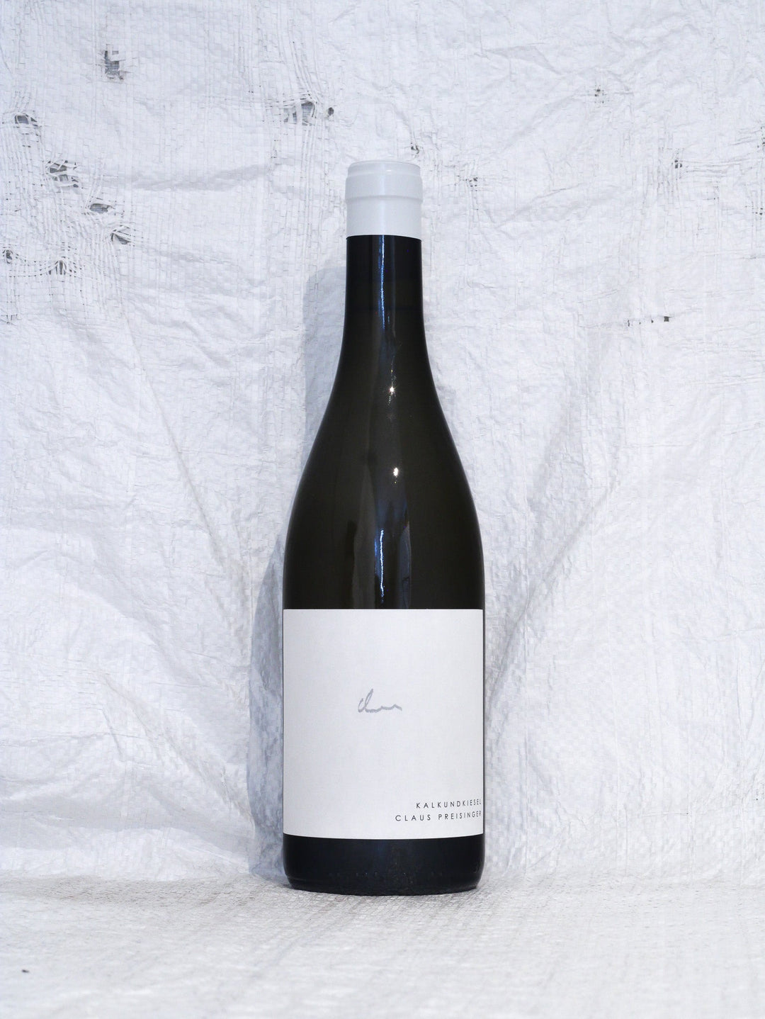 Claus Preisinger Kalk & Kiesel Weiß 2024, österreichischer Naturwein (Cuvée) in der typischen braunen Schlegelflasche.