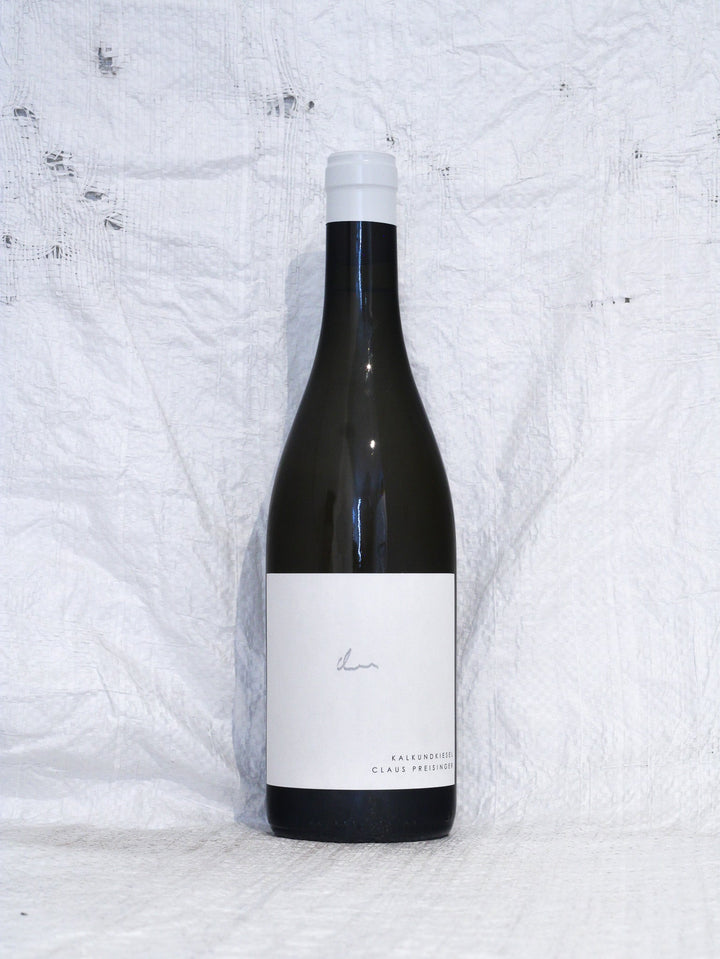 Claus Preisinger Kalk & Kiesel Weiß 2024, österreichischer Naturwein (Cuvée) in der typischen braunen Schlegelflasche.