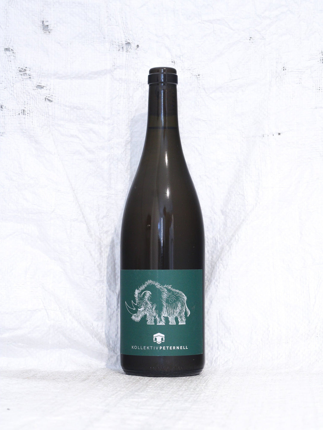 Vorderansicht der Weinflasche Broatl Racing Grün 2022 vom Kollektiv Peternell, Naturwein aus dem Burgenland mit künstlerischem Etikett.