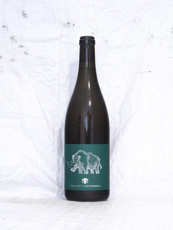 Vorderansicht der Weinflasche Broatl Racing Grün 2022 vom Kollektiv Peternell, Naturwein aus dem Burgenland mit künstlerischem Etikett.