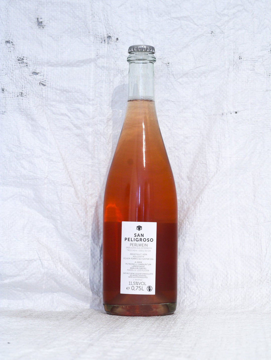 Detailansicht San Peligroso 2022 Kollektiv Peternell Rückseite, Informationen zur Flaschengärung und natürlichen Trübung des Schaumweins.