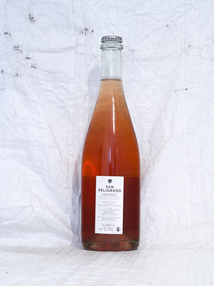 Detailansicht San Peligroso 2022 Kollektiv Peternell Rückseite, Informationen zur Flaschengärung und natürlichen Trübung des Schaumweins.