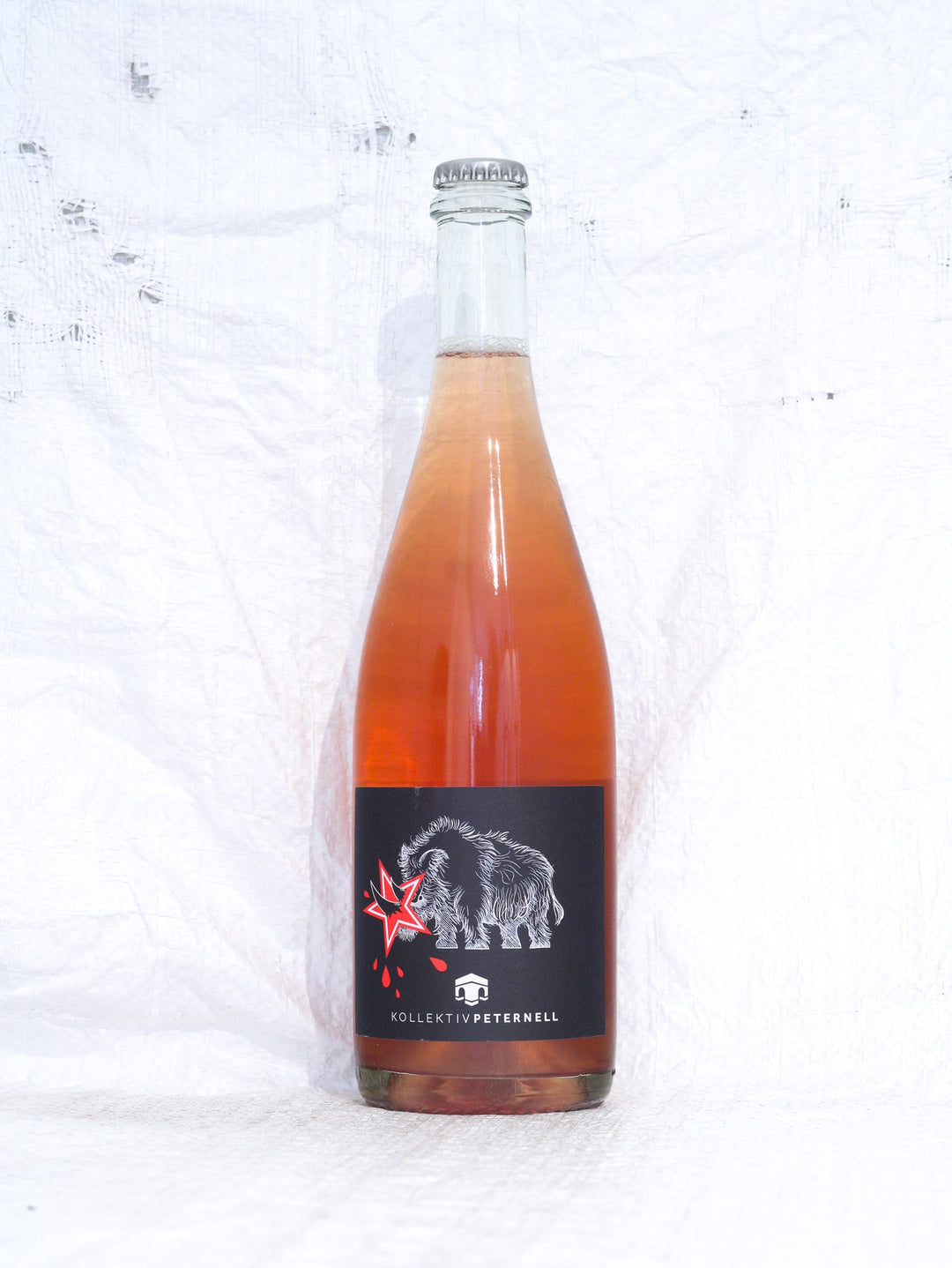 Flasche San Peligroso 2022 Kollektiv Peternell, ein trüber Naturwein Rosé Pet Nat mit Kronkorken-Verschluss.