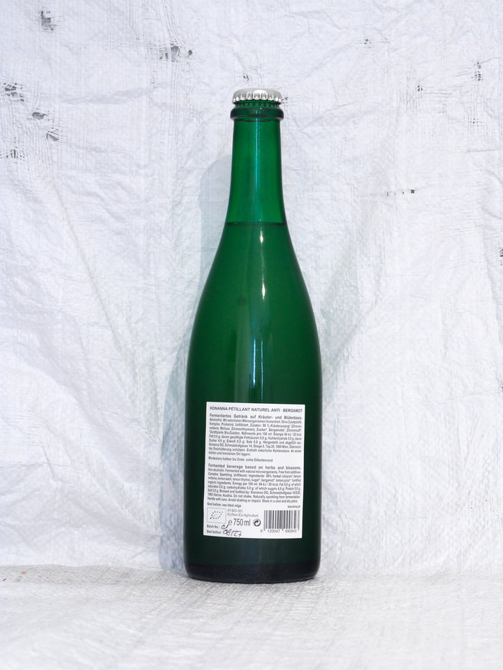 Anti Bergamot Non Vintage von Konanna.
Fermentiertes Getränk auf Kräuter und Blütenbasis, ohne Alkohol.