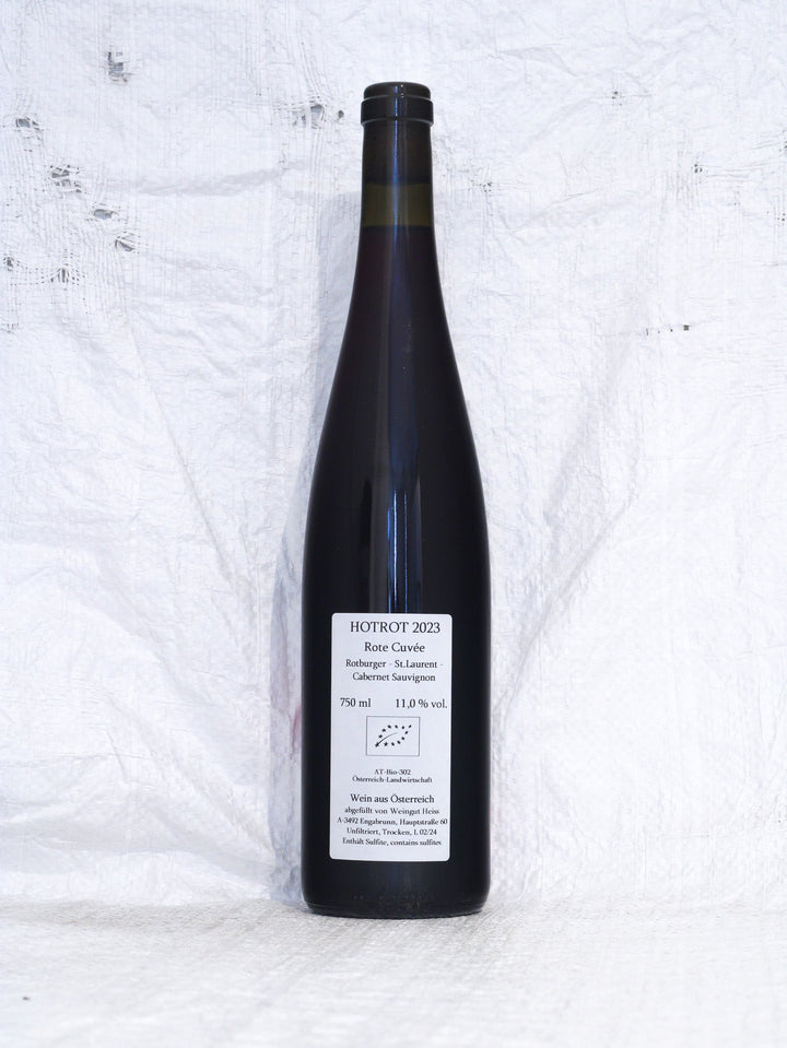 Detailaufnahme Hotrot 2023 Bio Wein von Malinga von Christoph Heiss Rückseite mit Angaben zum Alkoholgehalt und dem Verzicht auf Zusätze. 