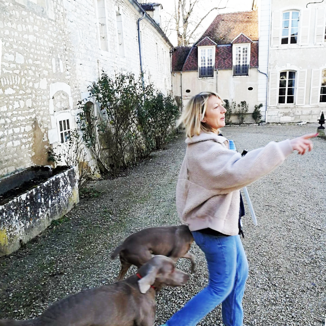 Winzerin Athénaïs Béru vom Weingut 
Château de Béru im Chablis in Frankreich