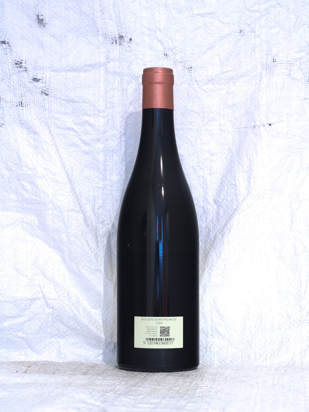 Aus den Dörfern Weiss 2024 von Hannes Schuster, Rückansicht der Weißweinflasche mit Rückenetikett und Infos zum Burgenland-Wein