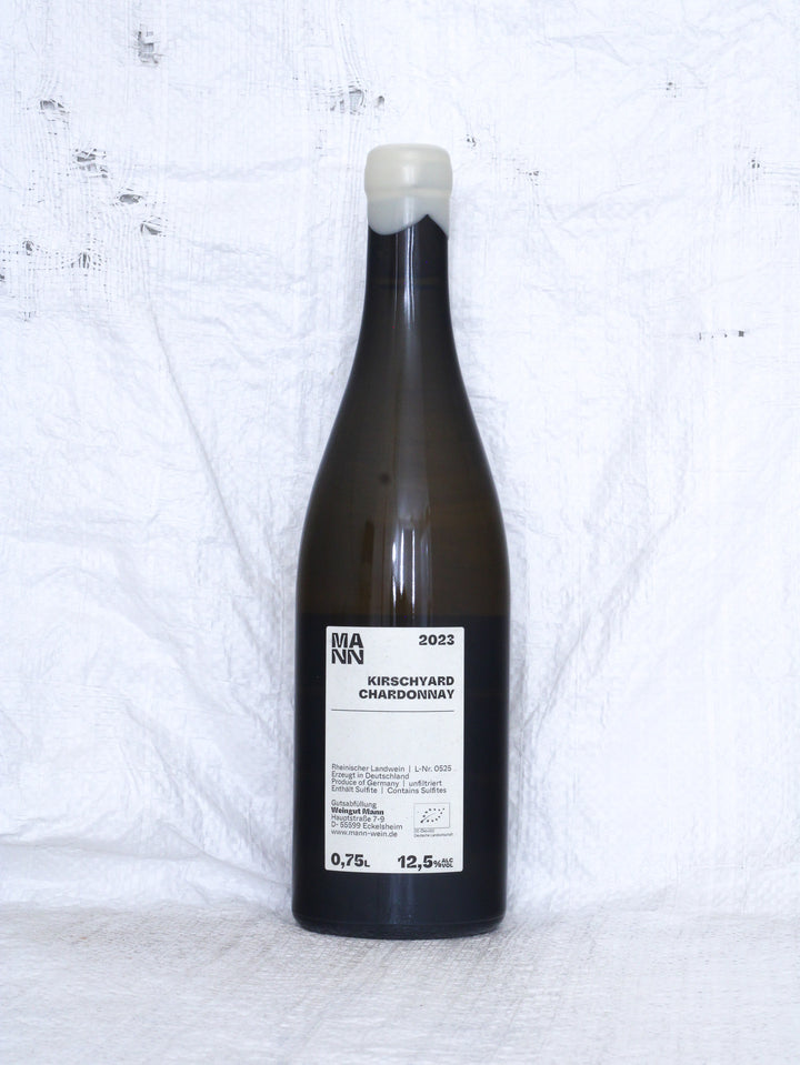 Detailansicht der Weinflasche Chardonnay Kirschyard 2023 von Andi Mann – biologisch erzeugter Chardonnay aus Deutschland.