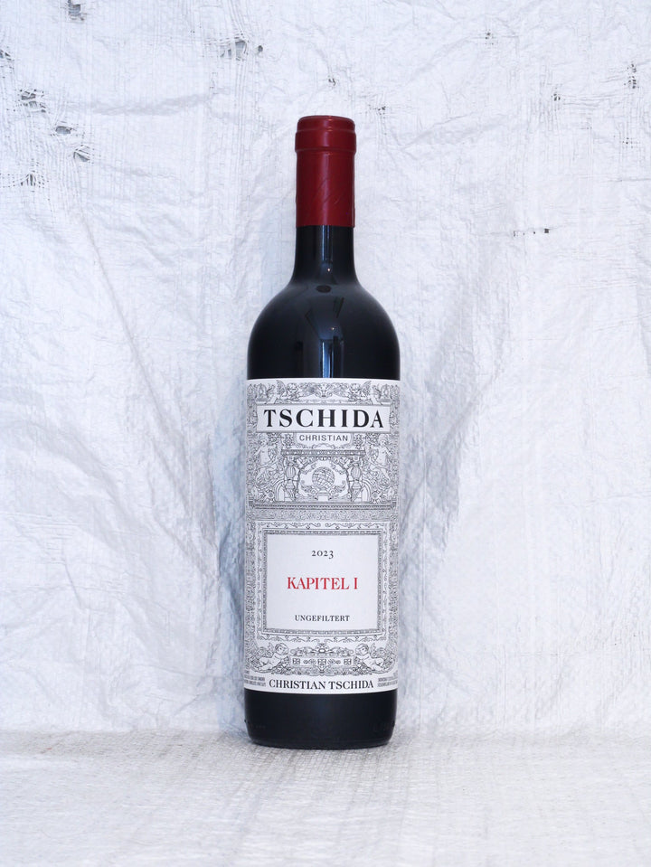 Flasche Christian Tschida Kapitel I 2023, ein unfiltrierter Naturwein aus Cabernet Franc und Blaufränkisch, Weinregion Neusiedlersee, Österreich.