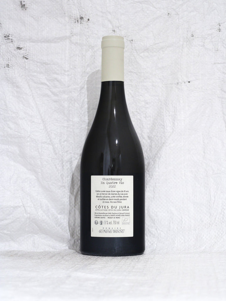Rücketikett des Chardonnay En Quatre Vis 2022, Domaine des Marnes Blanches. Enthält Details zur Herkunft Côtes du Jura, Bio-Zertifizierung und Abfüllung durch Pauline und Géraud Fromont.