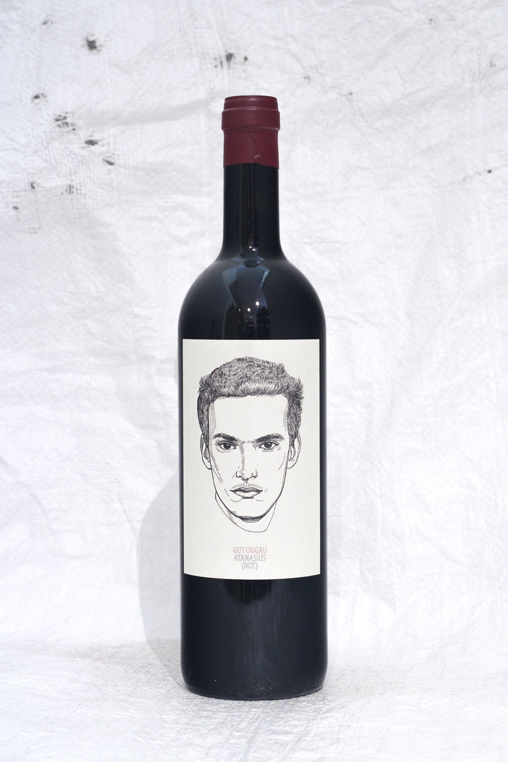 Vorderansicht der Flasche Gut Oggau Atanasius 2022. Ein lebendiger Rotwein (Cuvée aus Zweigelt und Blaufränkisch) aus Oggau am Neusiedlersee, zertifizierter Biowein und Demeter-Naturwein.