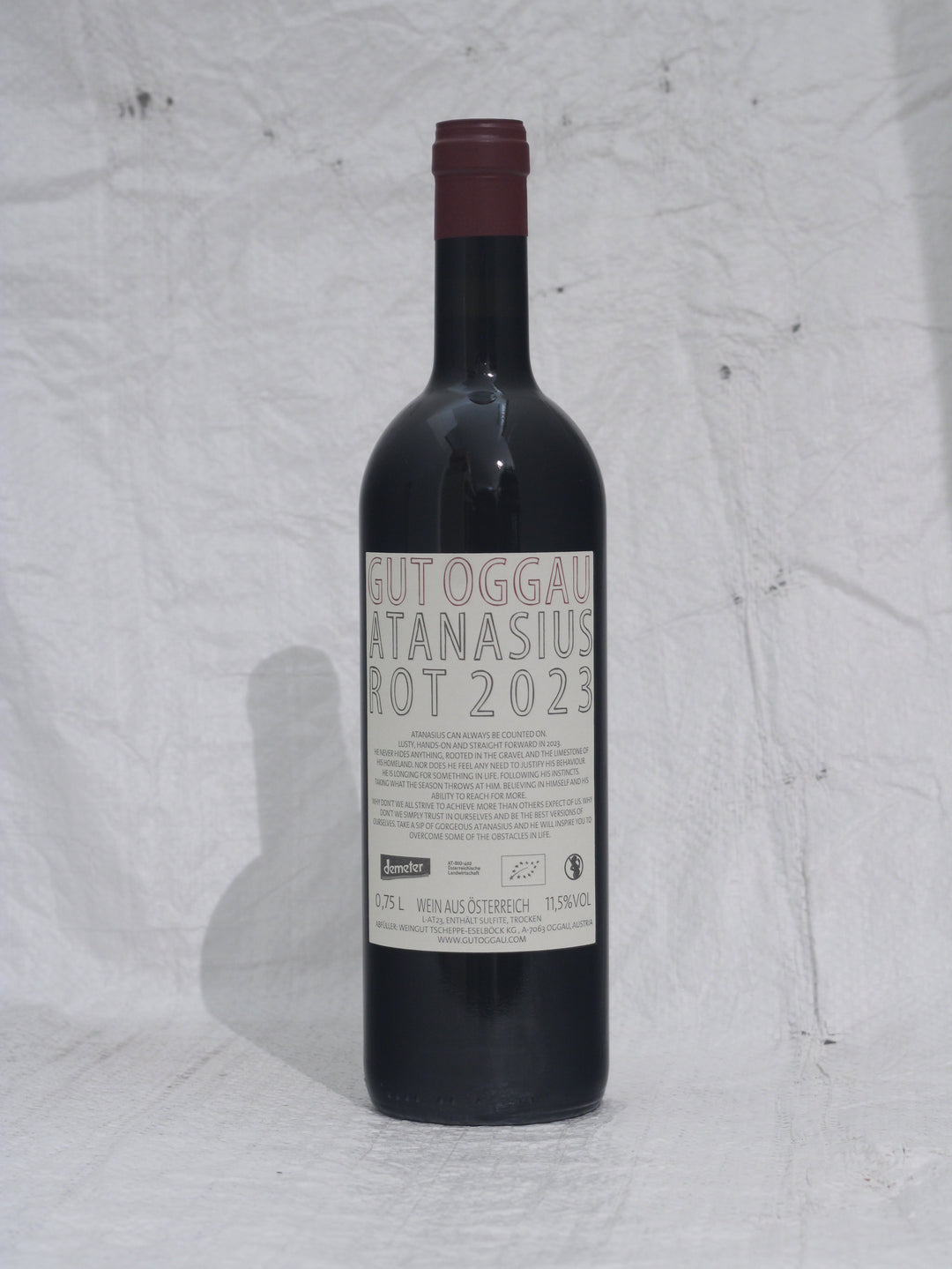 Gut Oggau Atanasius 2023 Flasche Hinteransicht – Biodynamischer Rotwein aus Zweigelt und Blaufränkisch Burgenland Österreich