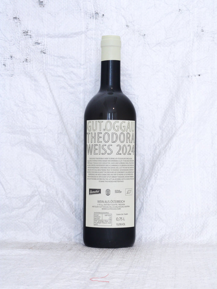 Gut Oggau Theodora 2024 Flasche Hinteransicht – Biodynamischer Weißwein aus Grüner Veltliner und Welschriesling - Burgenland