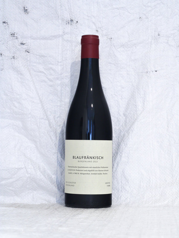 Vorderansicht der Flasche Hannes Schuster Blaufränkisch 2022. Ein charaktervoller, puristischer Rotwein aus dem Burgenland, biologisch bewirtschaftet und unfiltriert.