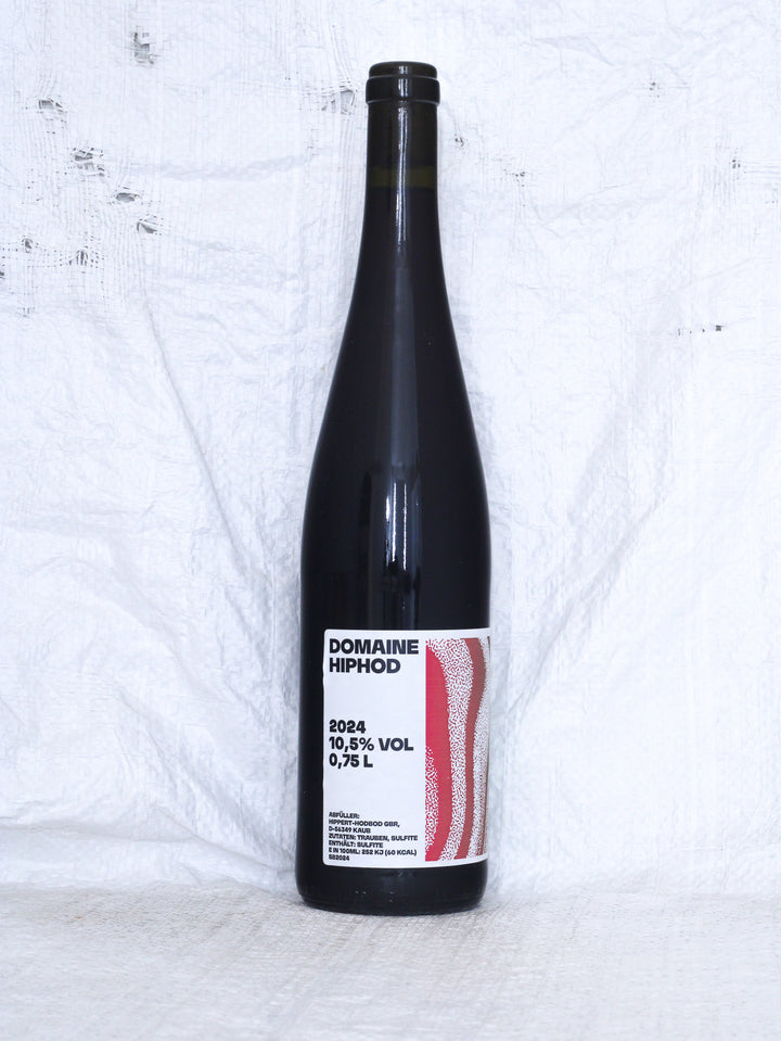 Detailansicht der Weinflasche HIPHOD Spätburgunder 2024 vom Weingut Hainbusch – biologisch erzeugter Rotwein aus Deutschland.