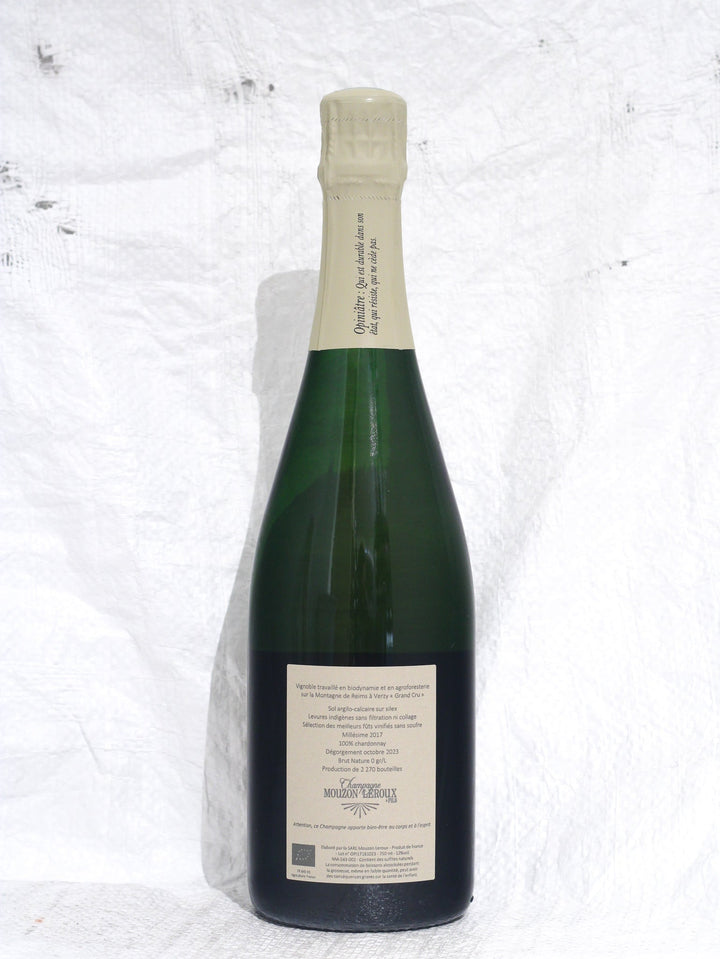 Rückansicht der L'Opiniâtre 2017 Bio Champagnerflasche von Mouzon-Leroux mit Rückenetikett, Chardonnay Grand Cru Verzy ohne Schwefel Details.
