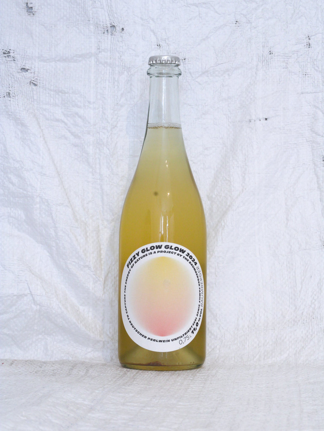 Vorderansicht der Flasche Glow Glow Fizzy 2024. Ein spritziger Pétillant Naturel (Pet Nat) aus der Nahe, Deutschland. Trüber, fruchtiger Schaumwein, spontanvergoren, unfiltriert und mit niedrigem Alkoholgehalt.