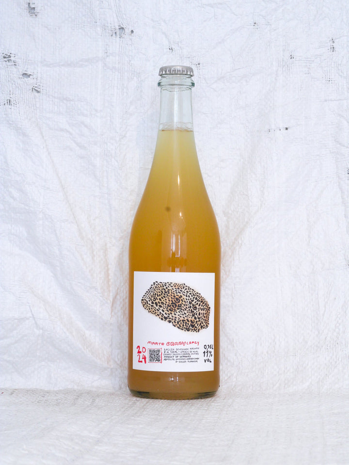 Vorderansicht der Flasche Marto Wines Crazy Crazy 2024. Ein lebendiger Pétillant Naturel (Pet Nat) aus Rheinhessen, Deutschland. Trüber, fruchtiger Schaumwein, spontanvergoren und unfiltriert.