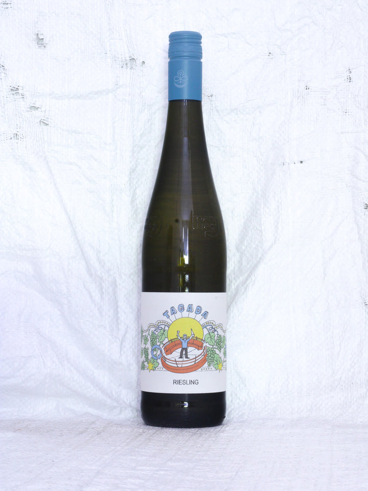 Produktansicht der Flasche Riesling Tagada NV von Matthias Hager. Ein unfiltrierter Kamptaler Naturwein aus 100% Riesling-Trauben mit biologisch-dynamischer Demeter-Zertifizierung in der Mehrweg Weinflasche.