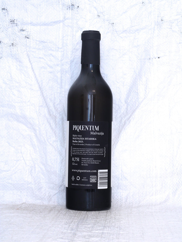 Rücketikett des Malvazija 2023 von Piquentum. Details zur Herkunft Istrien (Istra), Weinbau durch Dimitri Brečević in Buzet, spontane Gärung mit weineigenen Hefen und Informationen zur naturnahen Weinbereitung.