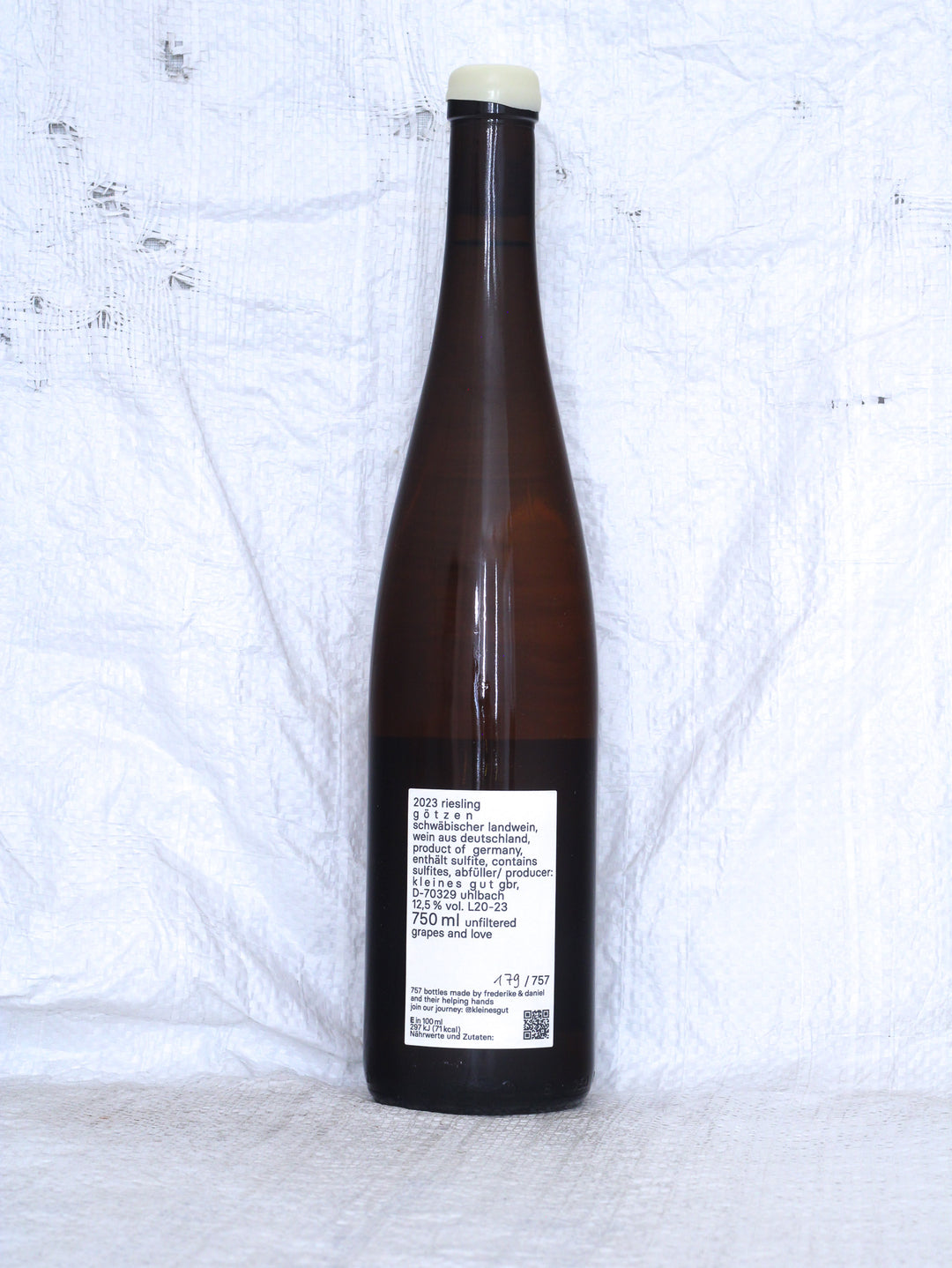 Detailansicht der Weinflasche Riesling Götzen 2023 von kleines gut – biologisch erzeugter Riesling aus Deutschland.