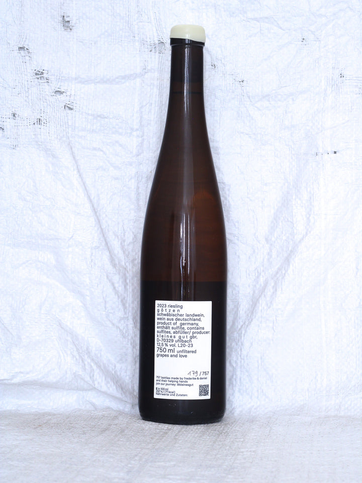 Detailansicht der Weinflasche Riesling Götzen 2023 von kleines gut – biologisch erzeugter Riesling aus Deutschland.