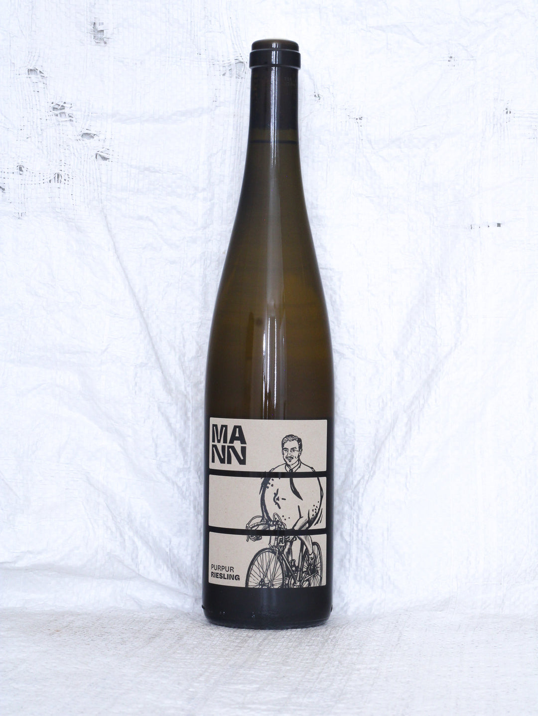 Detailansicht der Weinflasche Riesling Purpur 2023 von Andi Mann – biologisch erzeugter Riesling aus Deutschland.