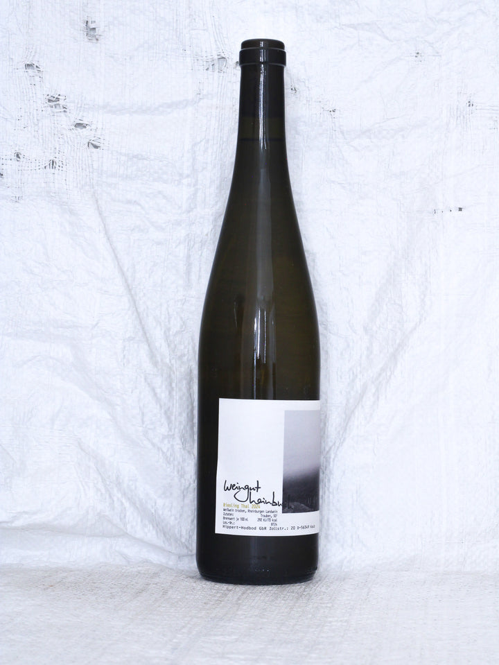 Detailansicht der Weinflasche Riesling Thal 2024 vom Weingut Hainbusch – biologisch erzeugter Riesling aus Deutschland.