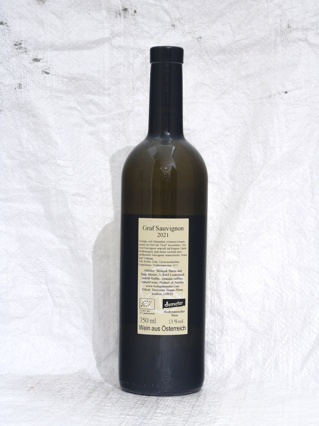 Rücketikett des Graf Sauvignon 2021 von Sepp Muster. Enthält Informationen zur Demeter-Zertifizierung, dem Verzicht auf Reinzuchthefen, Herkunft aus Leutschach, Österreich, und den biodynamischen Richtlinien.