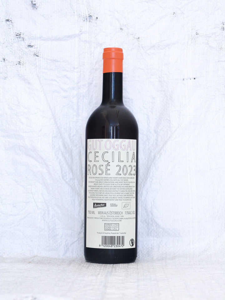 Rücketikett der Flasche Cecilia 2023 von Gut Oggau. Enthält Details zur Demeter-Zertifizierung, biodynamischen Landwirtschaft im Burgenland, Handlese und Abfüllung durch die Familie Tscheppe-Eselböck.