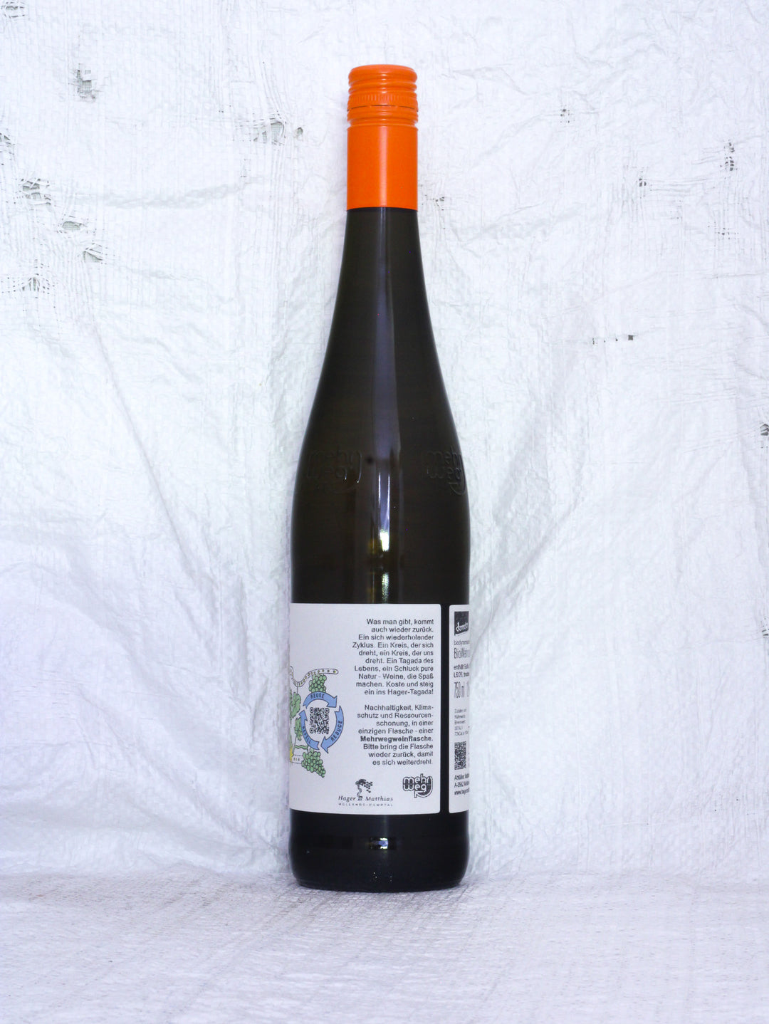 Seitenansicht der Mehrweg Weinflasche Tagada NV vom Weingut Matthias Hager. Der österreichische Biowein besticht durch seine lebendige, unfiltrierte Textur und biologisch-dynamische Qualität.