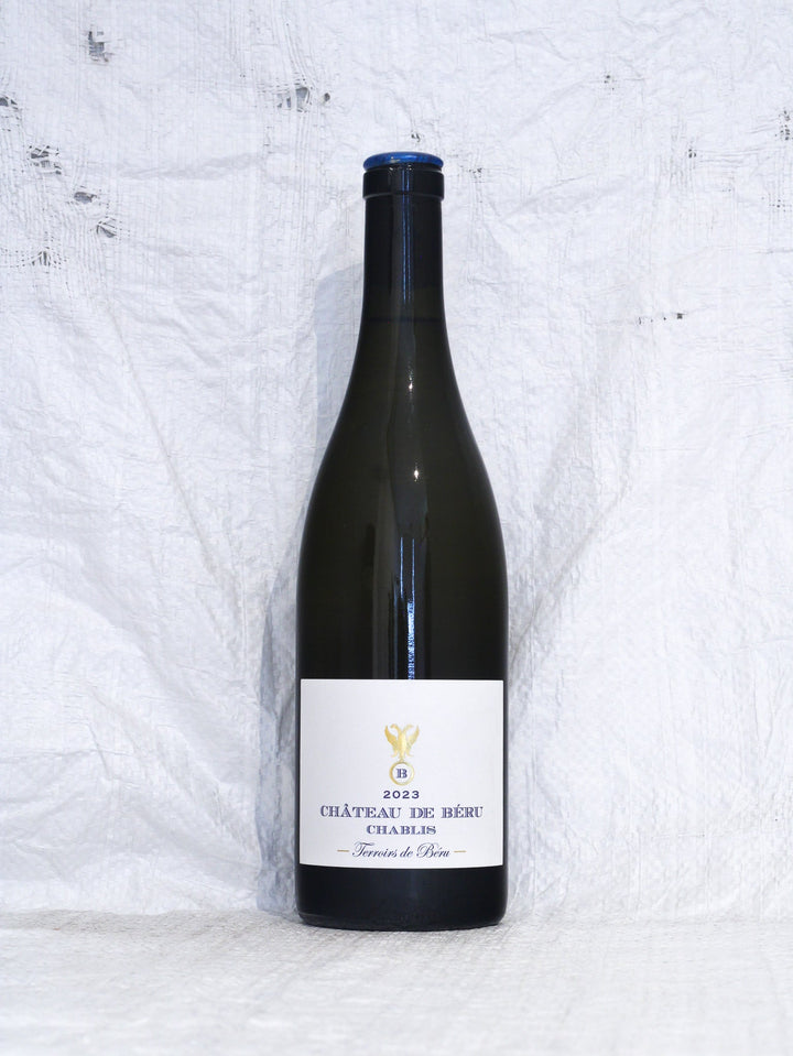 Terroirs de Béru 2023 Chablis von Château de Béru, Frontansicht der Chardonnay-Bioweinflasche bei Weinskandal