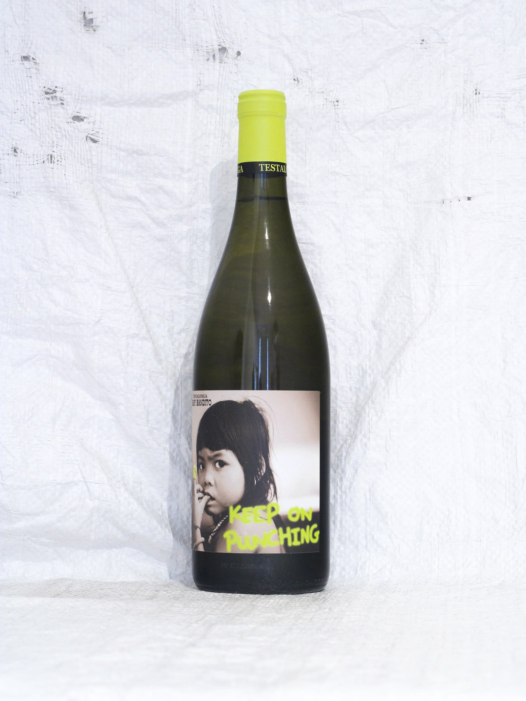 Vorderansicht der Flasche Testalonga Baby Bandito Keep on Punching 2023. Ein frischer Chenin Blanc aus dem Swartland, Südafrika. Gewachsen auf Sandsteinböden von alten Buschreben (Old Vines), unfiltriert und spontanvergoren.