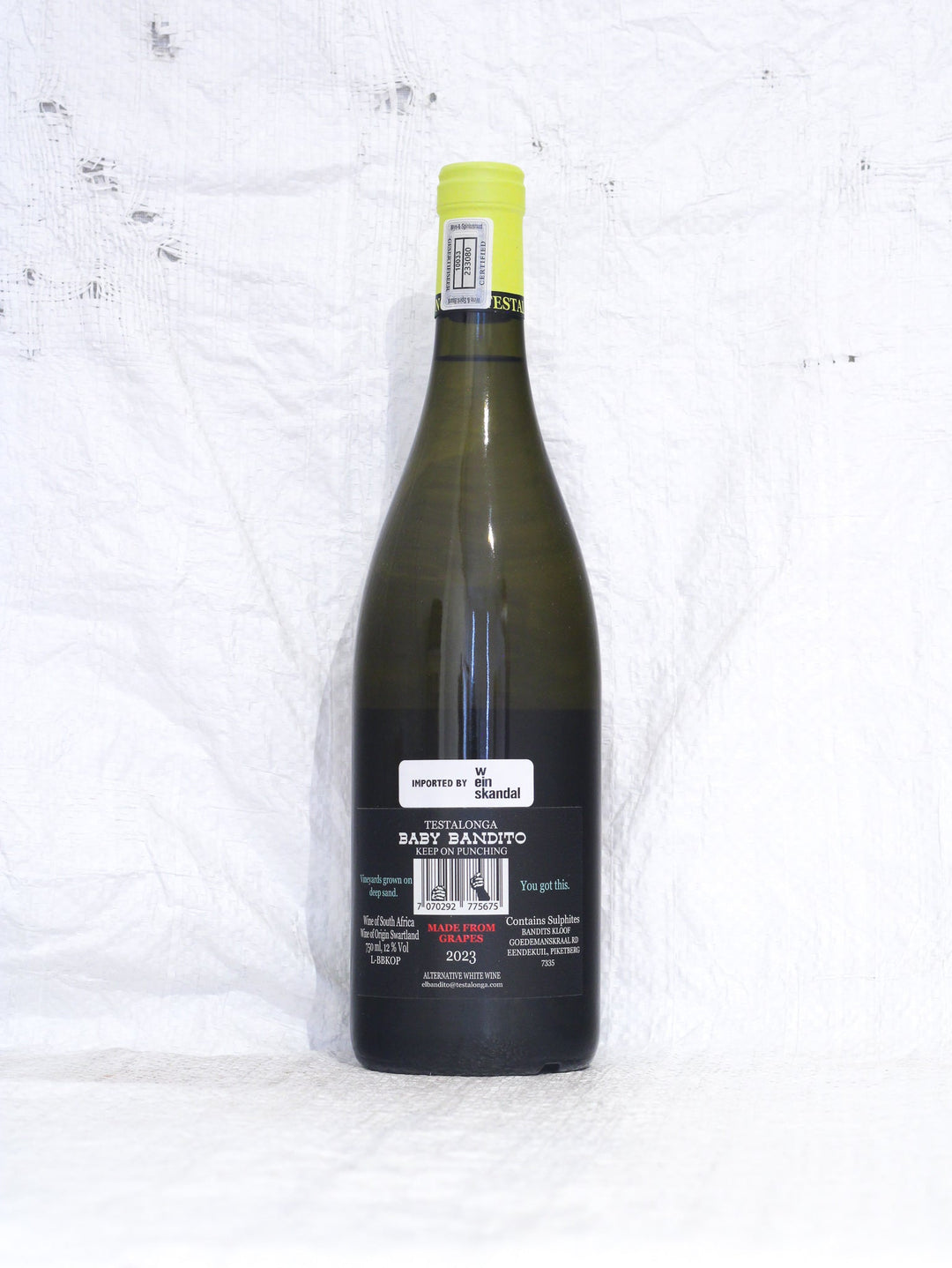 Rücketikett des Keep on Punching 2023 von Testalonga. Enthält Details zur Herkunft Piketberg (Swartland), Ausbau im gebrauchten Foudre und Edelstahltank und biologischer Anbau.