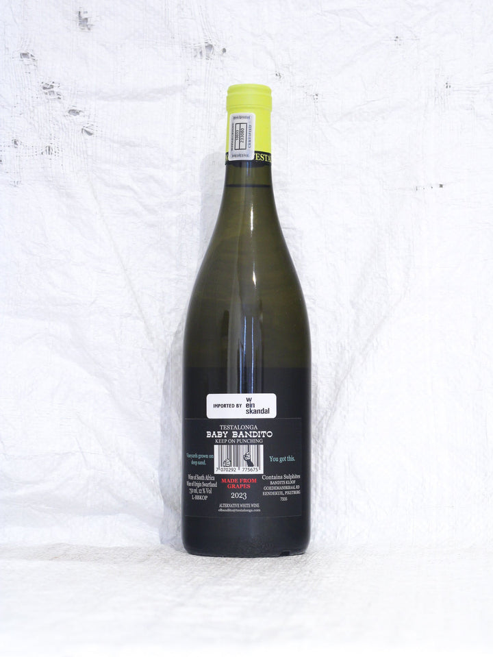 Rücketikett des Keep on Punching 2023 von Testalonga. Enthält Details zur Herkunft Piketberg (Swartland), Ausbau im gebrauchten Foudre und Edelstahltank und biologischer Anbau.