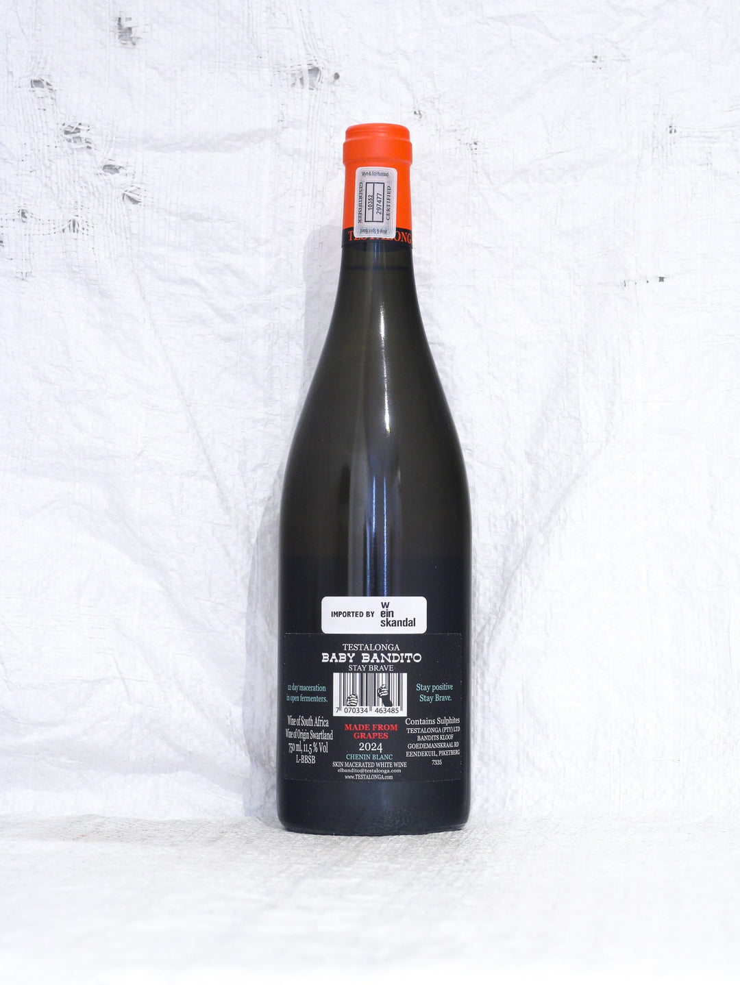 Rücketikett des Stay Brave 2024 von Testalonga. Enthält Details zur Herkunft Swartland, Wein aus Südafrika, biologische Bewirtschaftung, minimaler Schwefeleinsatz.