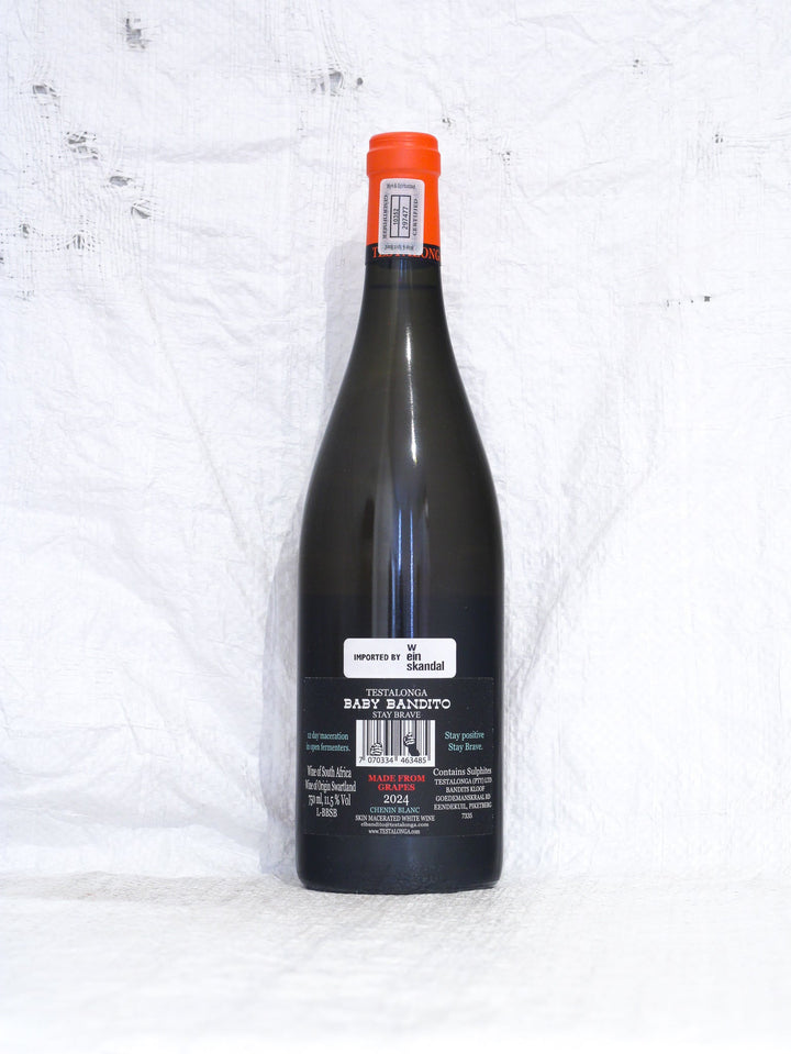 Rücketikett des Stay Brave 2024 von Testalonga. Enthält Details zur Herkunft Swartland, Wein aus Südafrika, biologische Bewirtschaftung, minimaler Schwefeleinsatz.