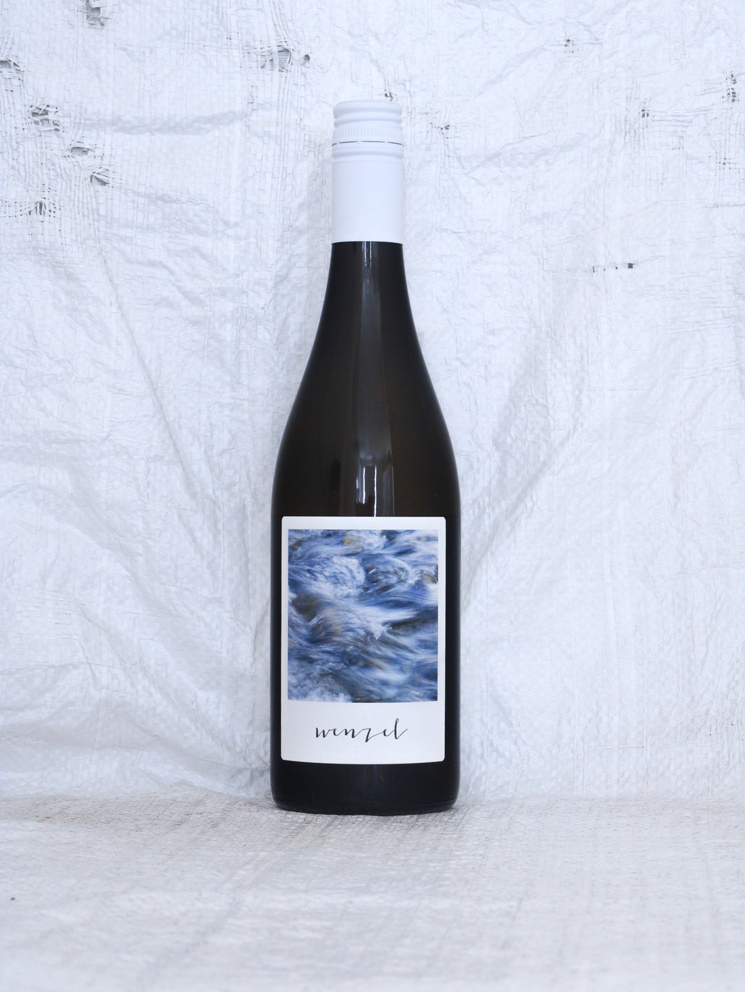 Vorderetikett des Tethys 2025 von Michael Wenzel. Biodynamischer Naturwein aus dem Burgenland mit Mineralität, Frische und Tiefe.