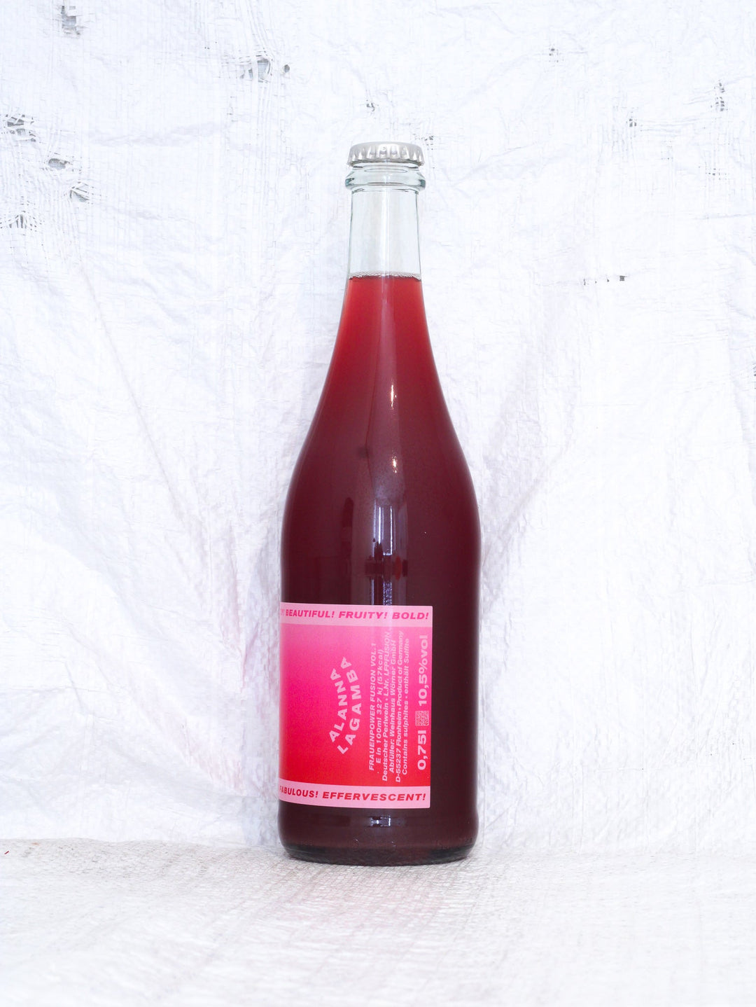 Rücketikett des Frauenpower Fusion 2024 von Vin de la Gamba. Enthält Details zur Herkunft Rheinhessen, Deutschland, Wein aus biologischem Anbau, spontanvergoren ohne Zusätze und Informationen zur Philosophie von Alanna Lagamba.