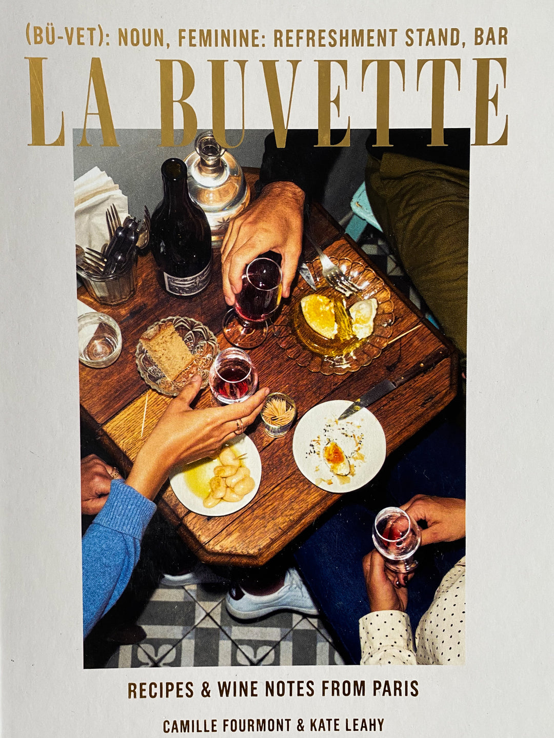 Das Buch "La Buvette: Recipes and Wine Notes from Paris" von Camille Fourmont – ein Guide für französische Aperitif-Kultur, Naturwein und einfache Rezepte.