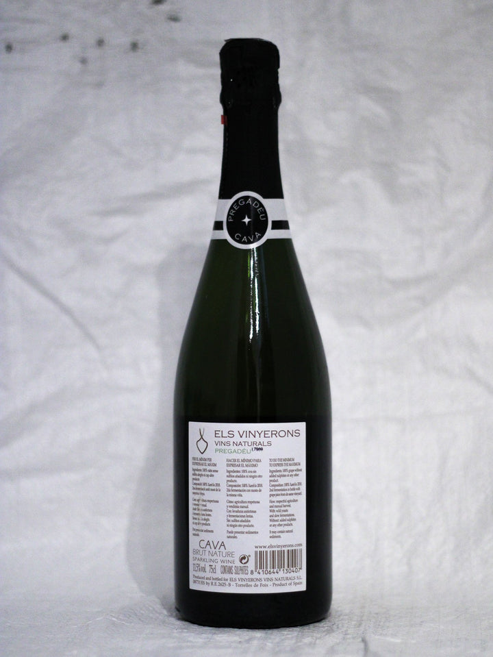 Cava kaufenCava Pregadéu Brut Els Vinyerons Vins Naturals Flasche Hinteransicht – Ungefilterter Schaumwein aus Xarel·lo Trauben Penedès Spanien im Wein Online Shop von Weinskandal. Spanischer Sekt.