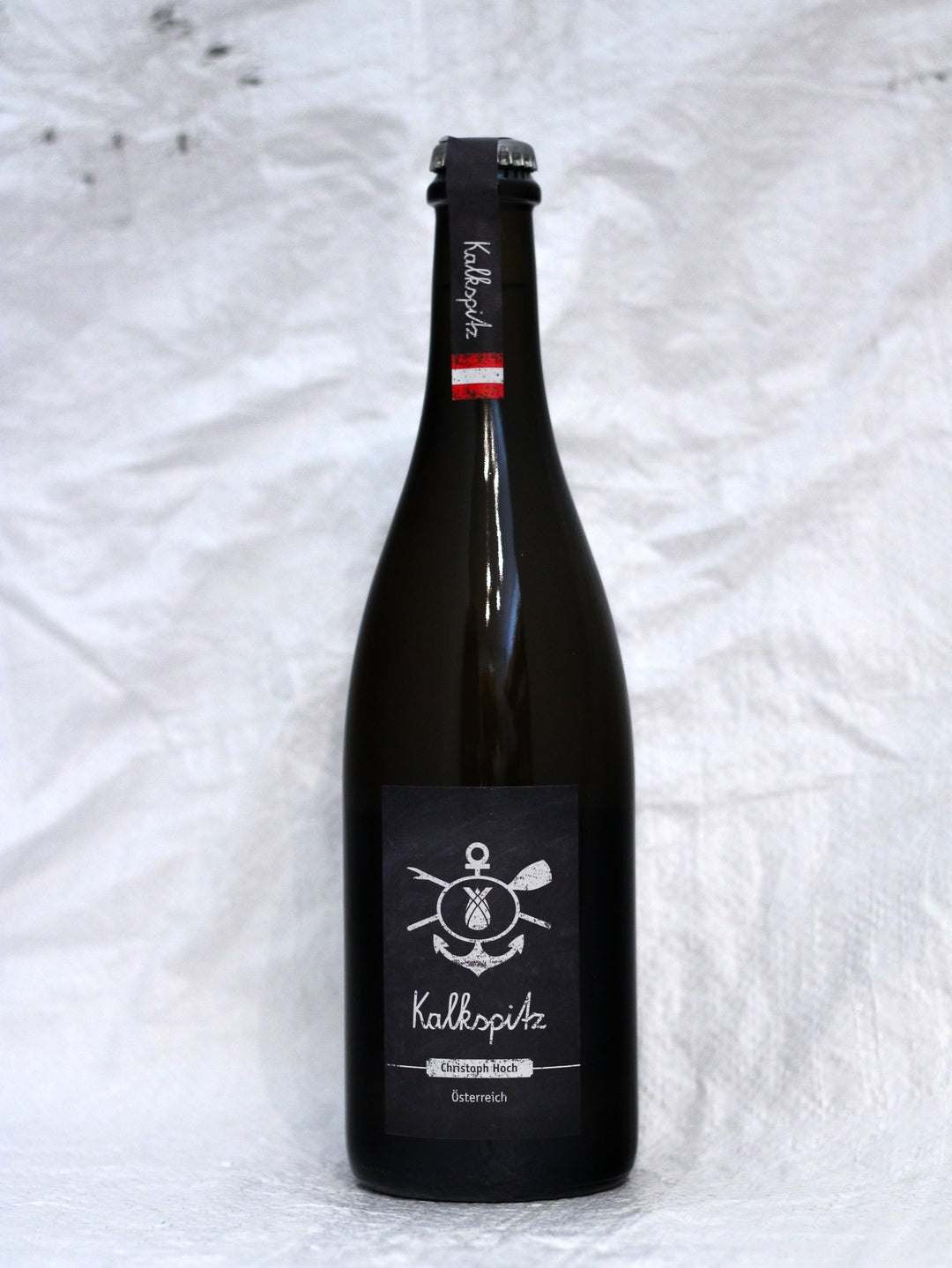 Christoph Hoch Kalkspitz, ein trüber Pet Nat Bio-Schaumwein aus Hollenburg, unfiltriert mit Kronkorken, bekannt für seine salzige Mineralität und Frische.