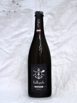 Christoph Hoch Kalkspitz, ein trüber Pet Nat Bio-Schaumwein aus Hollenburg, unfiltriert mit Kronkorken, bekannt für seine salzige Mineralität und Frische.