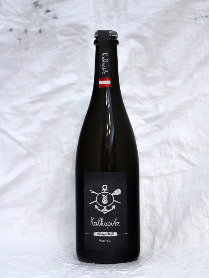 Christoph Hoch Kalkspitz, ein trüber Pet Nat Bio-Schaumwein aus Hollenburg, unfiltriert mit Kronkorken, bekannt für seine salzige Mineralität und Frische.
