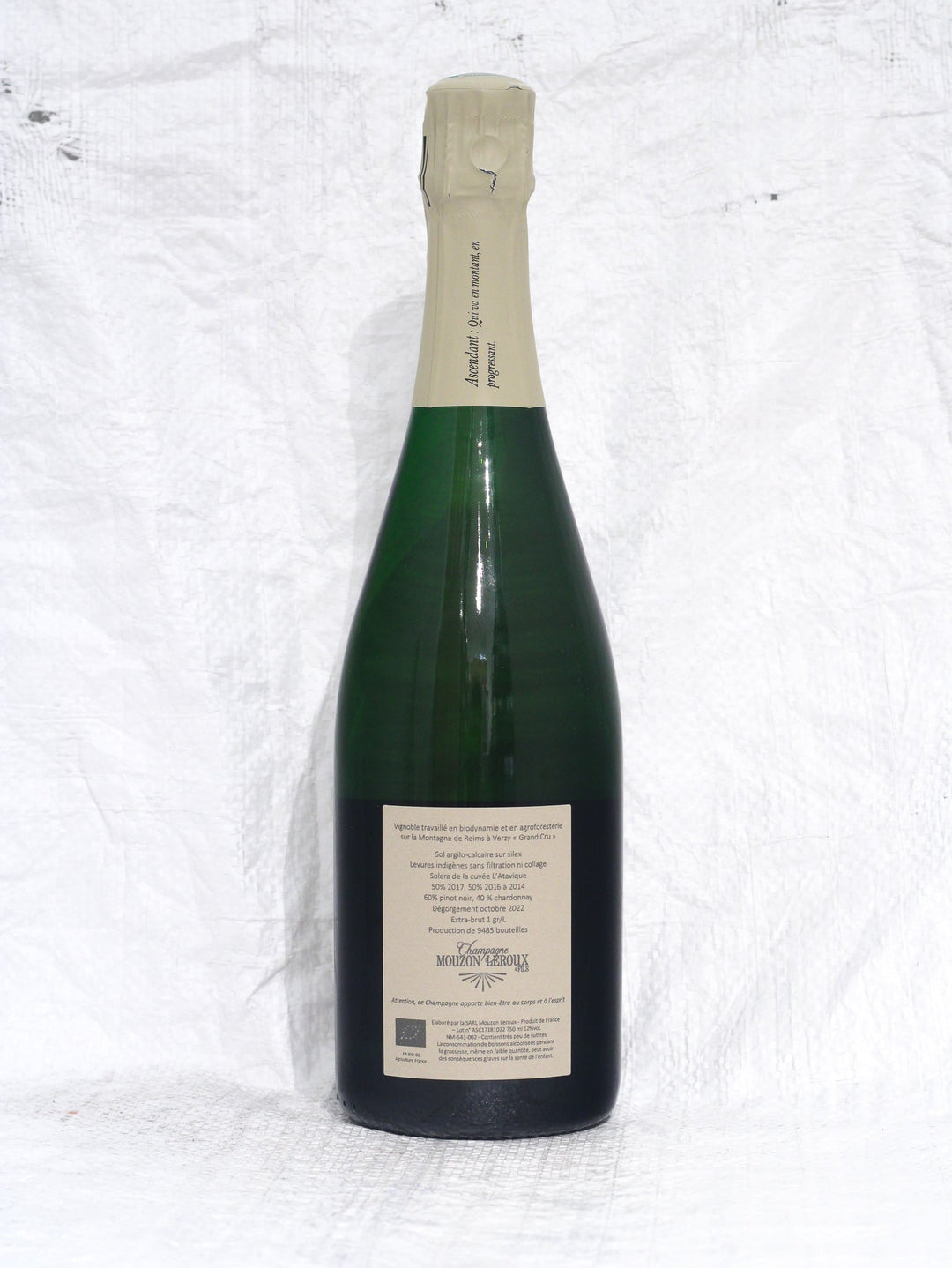 Rückansicht der L'Ascendant Solera Bio Champagnerflasche von Mouzon-Leroux mit Rückenetikett, Solera Extra Brut Grand Cru Verzy Details